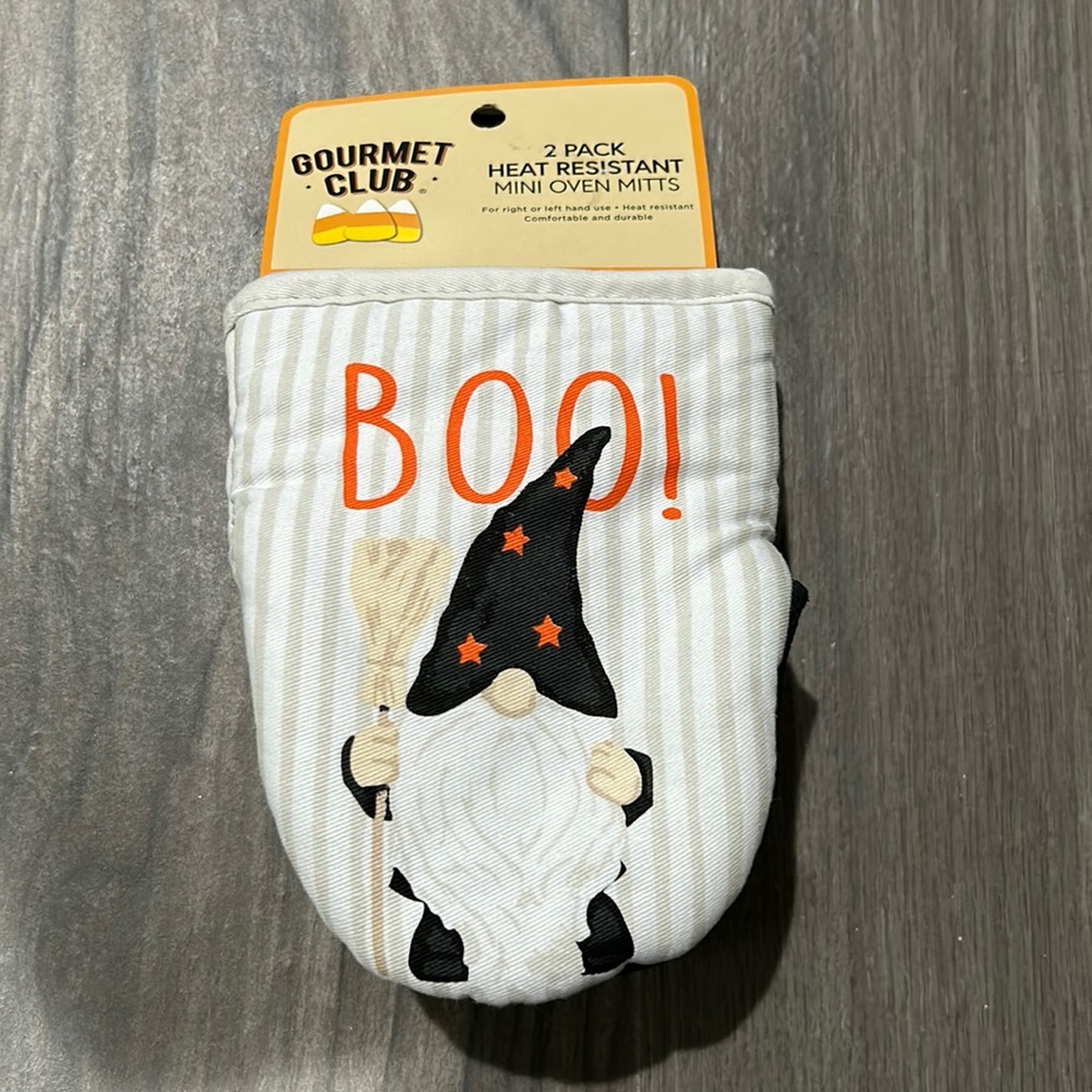 NEW GOURMET CLUB 2 Pack Heat Resistant Mini Gnome Oven Mitts BOO! GET FALL READY